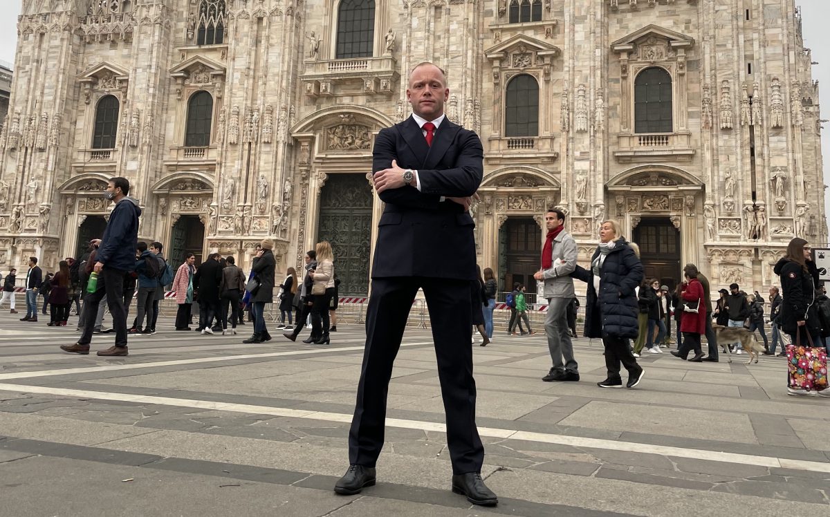 Niklas Lindahl, fractional CEO, in front of the Duomo di Milano